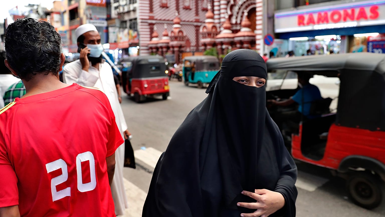 Sri Lanka, Müslüman kadınların yüzlerini tamamen örten burkayı yasaklama kararı aldı