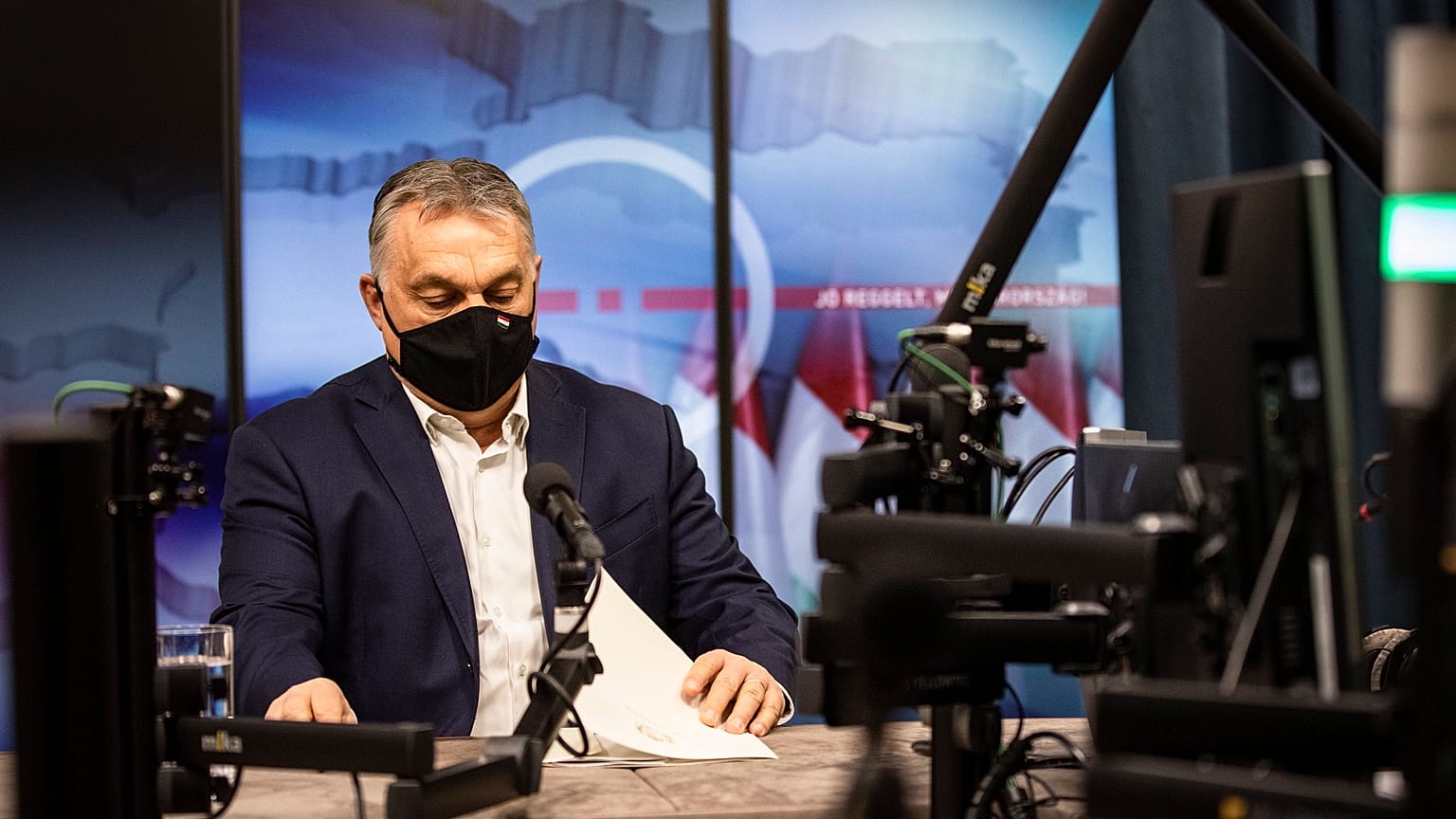 Orbán Viktor kormányfő a Kossuth Rádió stúdiójában, ahol interjút adott a Jó reggelt, Magyarország! című műsorban 2021. március 5-én.