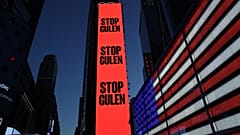 ABD'nin New York kentindeki Times Meydanı'nda bulunan dijital dev ekranda, "Gülen'i durdurun" ifadesinin yer aldığı ilan verildi