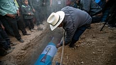 Entierro en Guatemala de una de las víctimas de la masacre de Tamaulipas