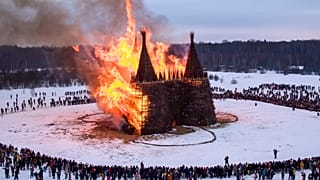 Bruciato un castello simbolo del Covid per Maslenica, il carnevale russo