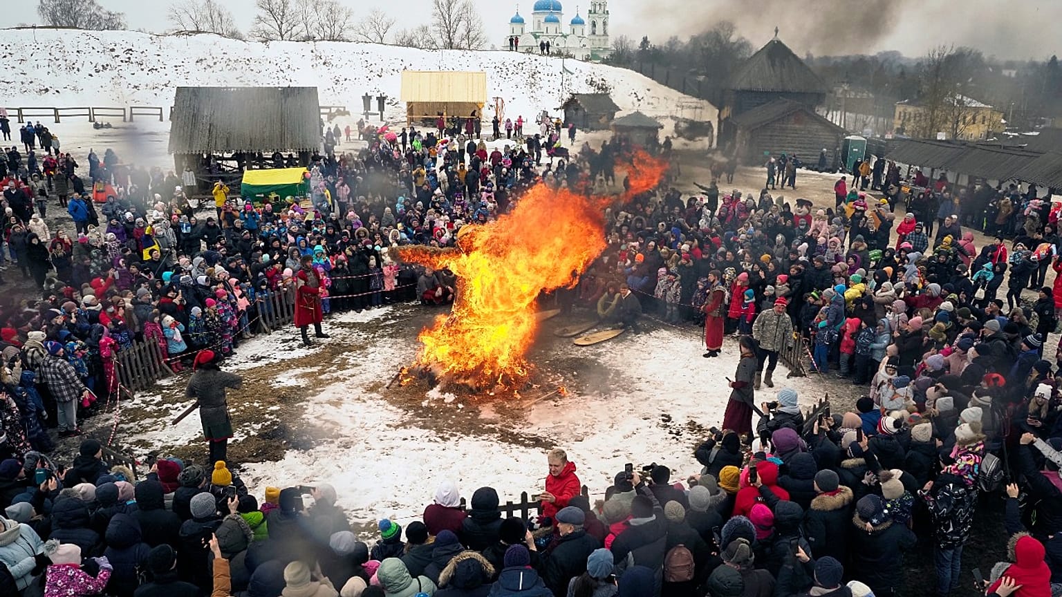 Maslenitsa in Russland - brennende Puppen und Blinis mit Honig