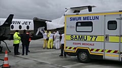 Traslado de enfermos de COVID-19 en el aeropuerto de Orly