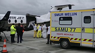 Traslado de enfermos de COVID-19 en el aeropuerto de Orly
