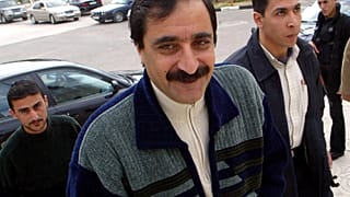 رشيد أبو شباك مسؤول الأمن الفلسطيني يتجه لحضور اجتماع في غزة. 2004/03/15
