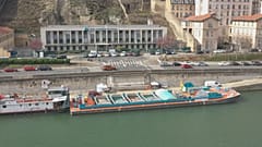 Mitten in der Stadt: Die schwimmende Wertstoffsammelstelle