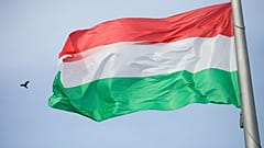 Hétfő reggel felvonták a nemzeti lobogót az Országház előtt