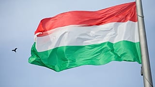 Hétfő reggel felvonták a nemzeti lobogót az Országház előtt