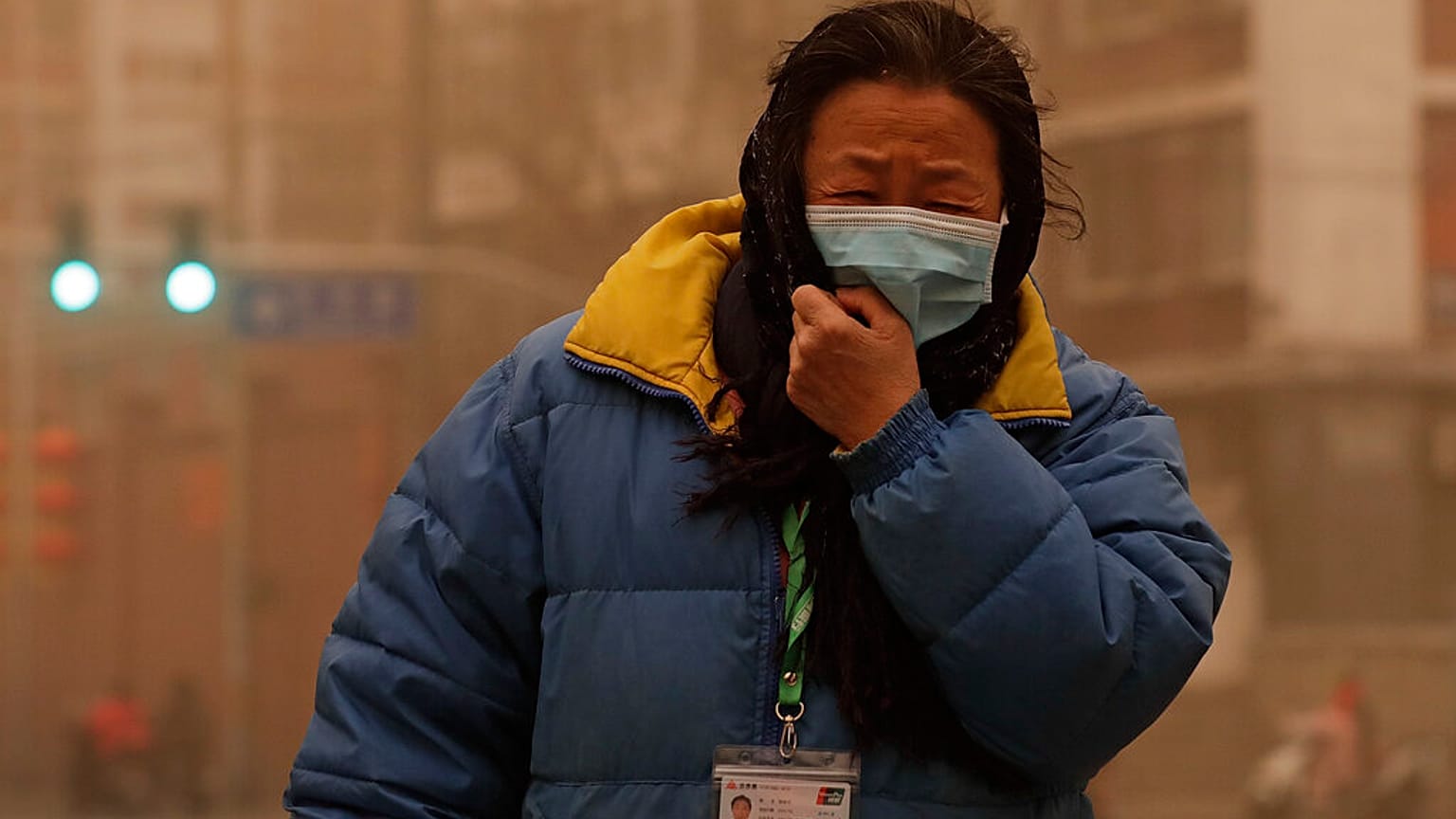 Frau im Sandsturm in China