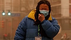 Frau im Sandsturm in China