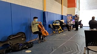 El violonchelista Yo-Yo Ma improvisa un concierto tras vacunarse contra la COVID-19