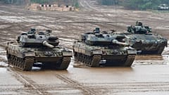 Zwei Kampfpanzer der Bundeswehr vom Typ "Leopard 2A6" und ein Schützenpanzer "Puma", 6.12.2018