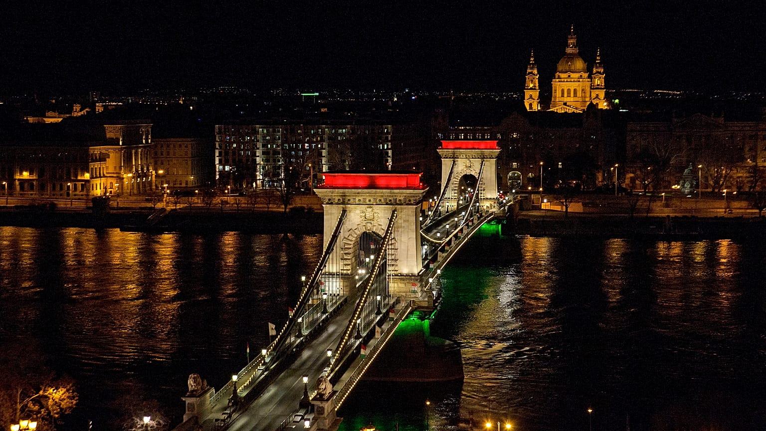 Díszkivilágítás a nemzeti ünnep alkalmából a Lánchídon 