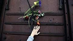 Blumen auf einem Zugwaggon im alten Bahnhof von Thessaloniki (19. März 2017)