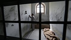 معتقل في زنزانة "سجن القصر" في طهران
