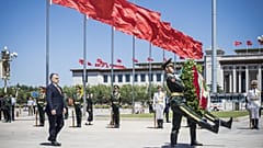 Gesztusok Pekingnek: Orbán Viktor 2017-es látogatása a Tienanmen téren 