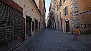 COVID в Европе: итальянцы на карантине, немцы - на Балеарских островах