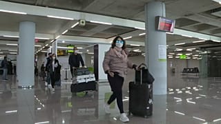 Auf Mallorca ankommende Touristinnen und Touristen