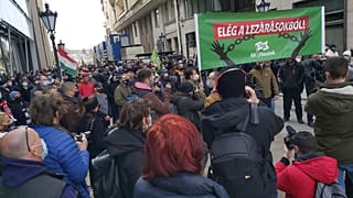"Elég a lezárásokból": a Parlament elé vonult a MI Hazánk Mozgalom 