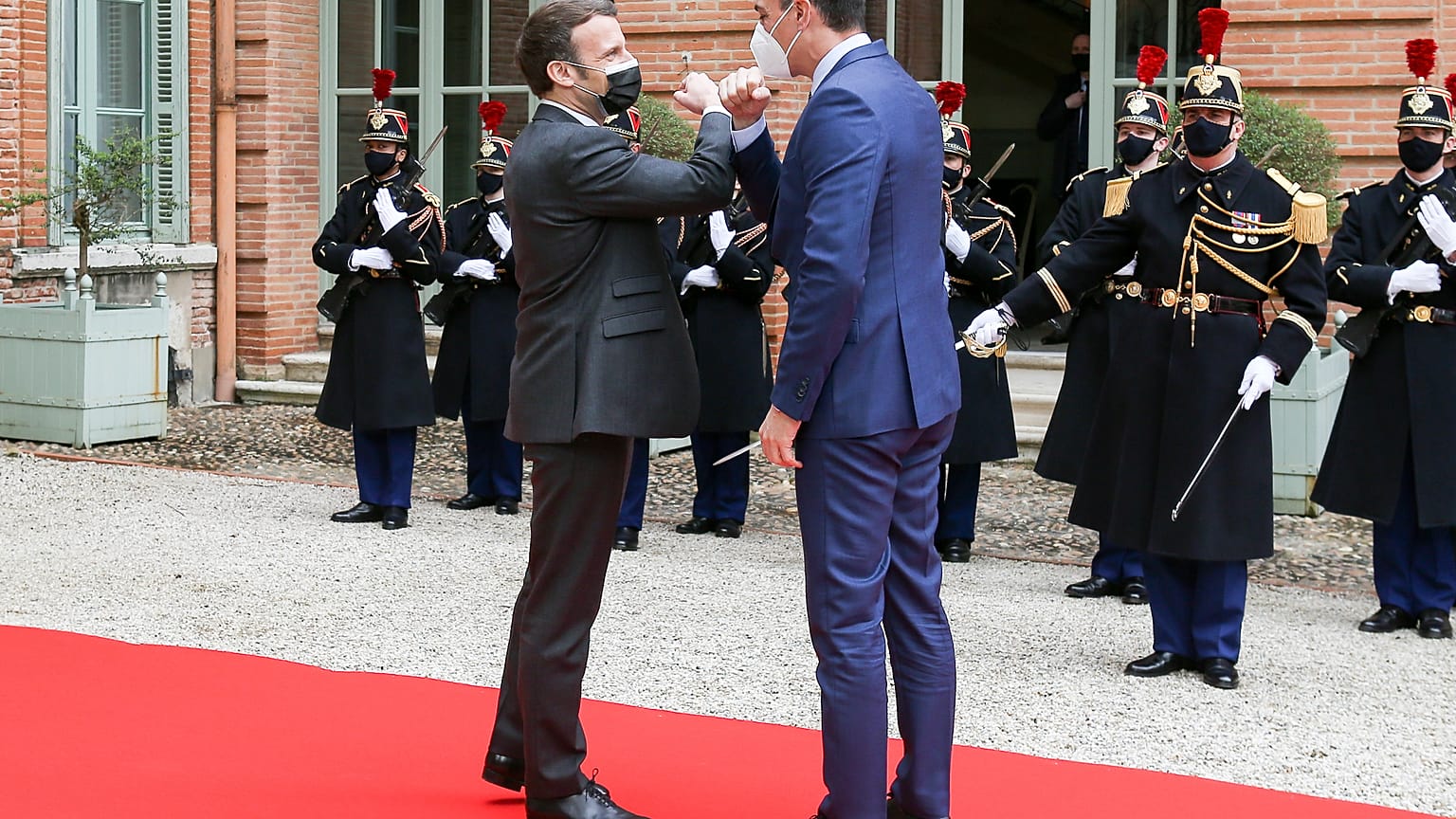 Emmanuel Macron y Pedro Sánchez se saludan con el codo en el inicio de la 26º cumbre hispano-francesa.