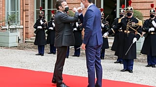 Emmanuel Macron y Pedro Sánchez se saludan con el codo en el inicio de la 26º cumbre hispano-francesa.