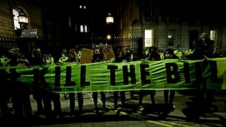 İngiltere'nin başkenti Londra'da kadına şiddet ve polis şiddeti protesto edildi