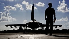 İngiltere ordusuna ait Güney Kıbrıs'taki askeri üste konuşlanmış Eurofighter Typhoon savaş uçağı