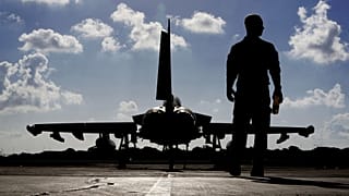 İngiltere ordusuna ait Güney Kıbrıs'taki askeri üste konuşlanmış Eurofighter Typhoon savaş uçağı