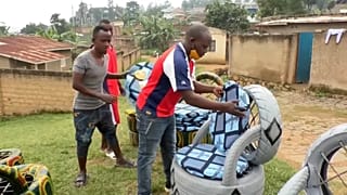 Muebles hechos con viejos neumáticos en Ruanda