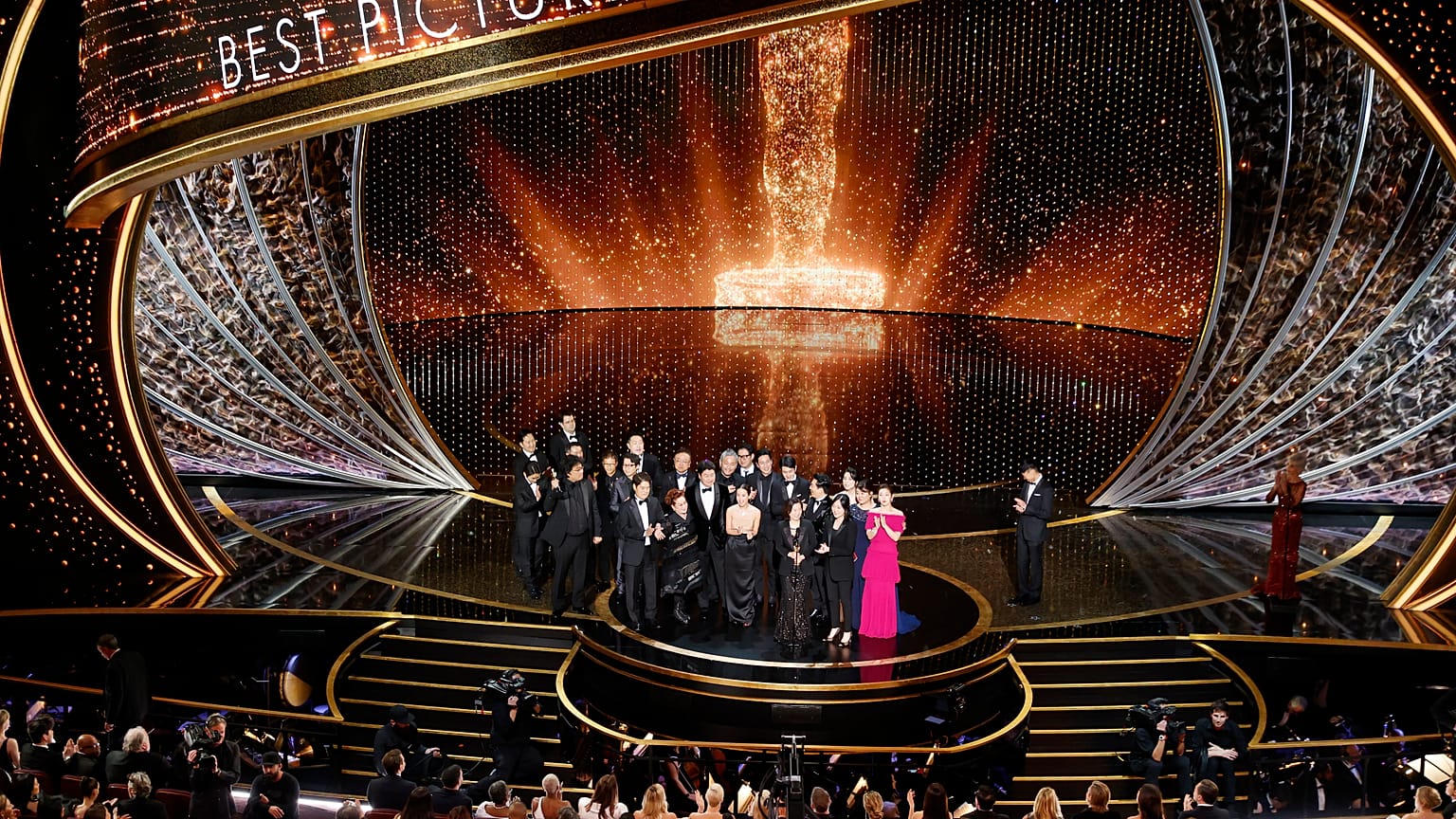 Az Élősködők című dél-koreai alkotás stábja átveszi a legjobb filmnek járó elismerést a 92. Oscar-gálán a hollywoodi Dolby Színházban 2020. február 9-én