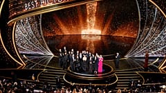 Az Élősködők című dél-koreai alkotás stábja átveszi a legjobb filmnek járó elismerést a 92. Oscar-gálán a hollywoodi Dolby Színházban 2020. február 9-én