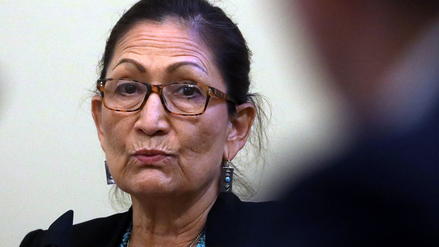 Deb Haaland indián származású kongresszusi képviselő a Capitoliumban, 2020 júliusában