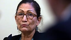 Deb Haaland indián származású kongresszusi képviselő a Capitoliumban, 2020 júliusában
