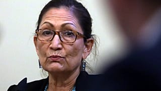 Deb Haaland indián származású kongresszusi képviselő a Capitoliumban, 2020 júliusában