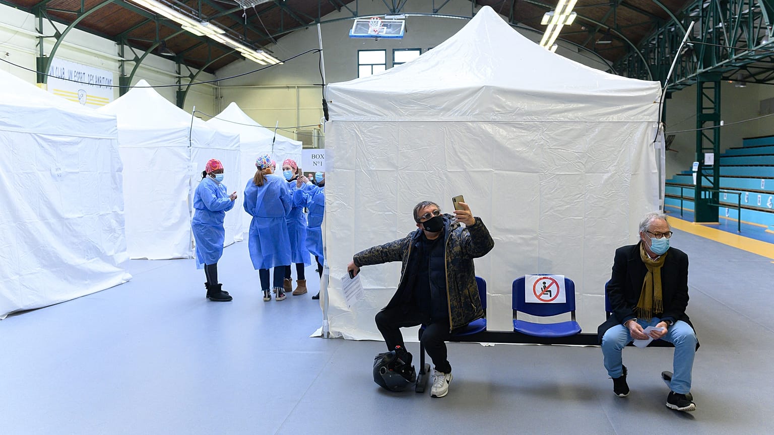Selfie in attesa di vaccinarsi in un centro a Saint-Maur des Fosses, ad est di Parigi, il 14 marzo 2021