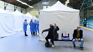 Selfie in attesa di vaccinarsi in un centro a Saint-Maur des Fosses, ad est di Parigi, il 14 marzo 2021