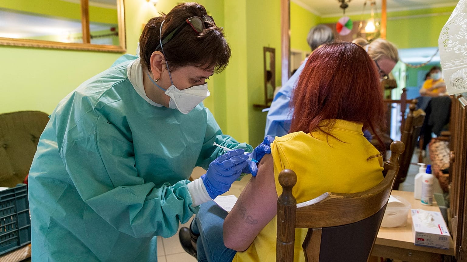 Oltás a Pfizer-BioNTech vakcinájával a Győr-Moson-Sopron megyei Dör településen 