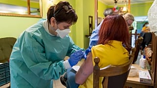 Oltás a Pfizer-BioNTech vakcinájával a Győr-Moson-Sopron megyei Dör településen 