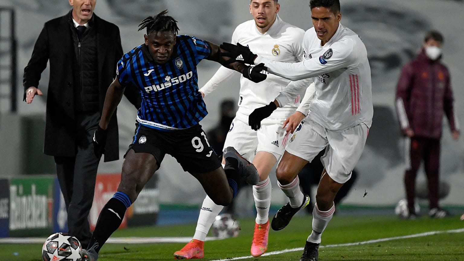 Reals Varane (weißes Hemd) gegen Bergamos Zapata.