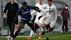Reals Varane (weißes Hemd) gegen Bergamos Zapata.