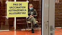 Oltásra vár egy francia férfi Saint-Jean-de-Luz-ban, az AstraZeneca vakcinájával nem oltanak