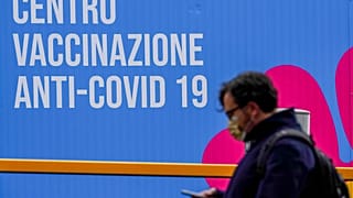 Vor einem Impfzentrum in Rom - Italien hat AstraZeneca ebenfalls ausgesetzt