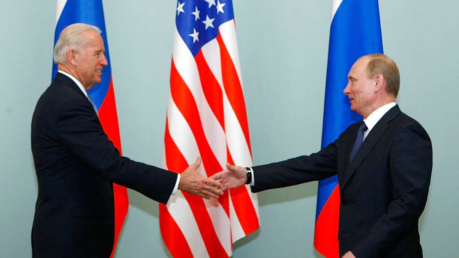 Rusya Devlet Başkanı Vladimir Putin Başkan Yardımcısı Joe Biden ile el sıkışırken (2011)