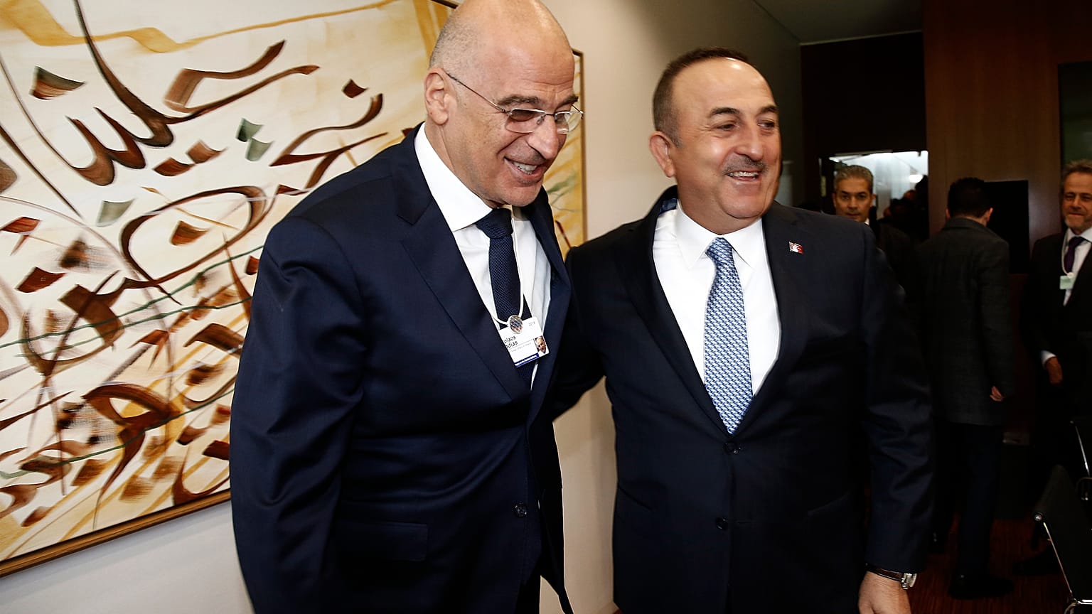 Ο υπουργός Εξωτερικών της Ελλάδας Νίκος Δένδιας συνομιλεί με τον Τούρκο ομόλογό του Μεβλούτ Τσαβούσογλου 