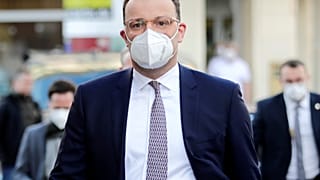 Erst an AstraZeneca festgehalten, dann doch abgesetzt, Impfgipfel verschoben - Jens Spahn steht in der Kritik