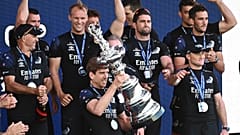 Le barreur de Team New Zealand, Peter Burling, brandissant l'Aiguière d'argent, le trophée de la Coupe de l'America, le 17 mars à Auckland.