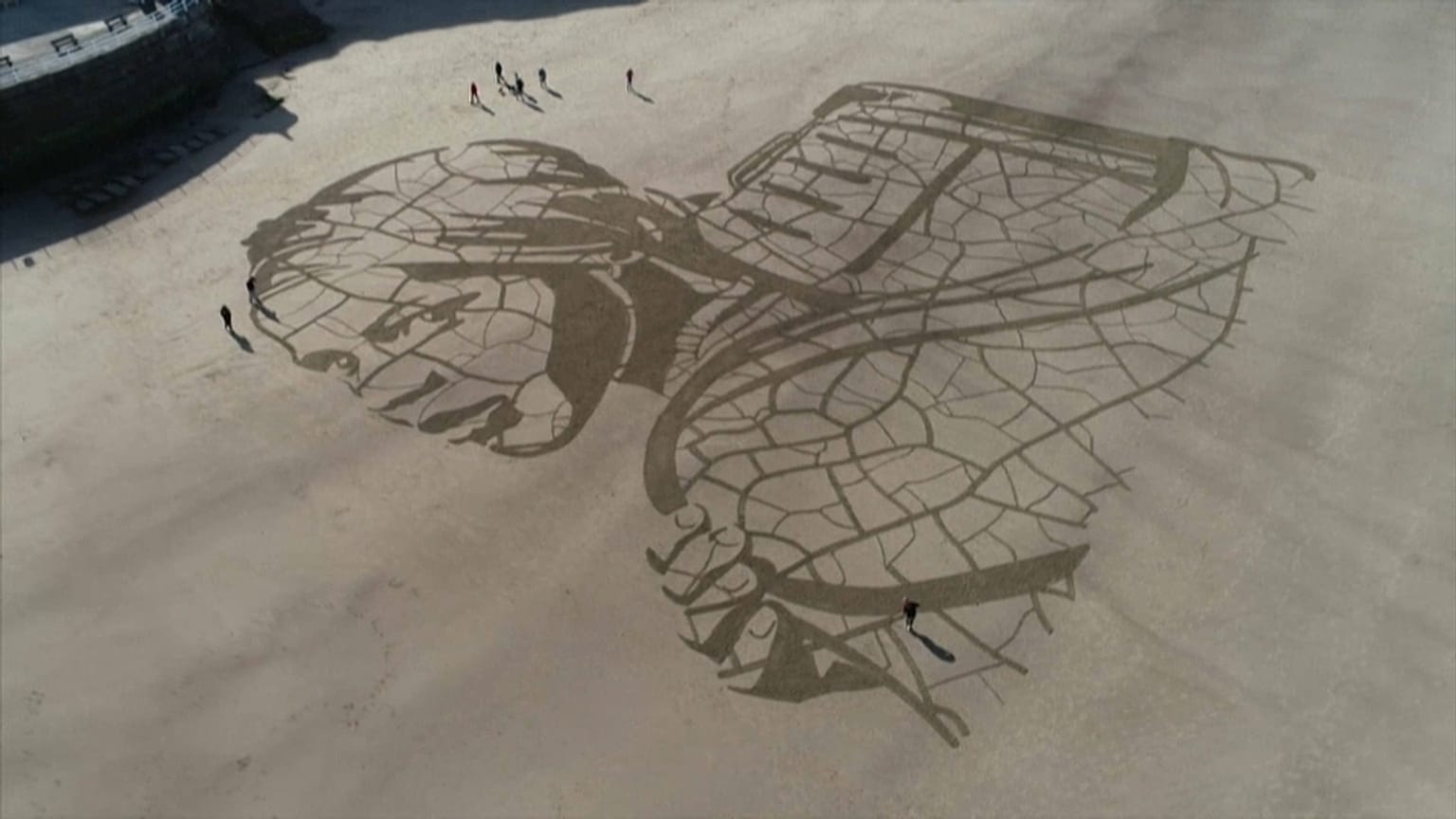 Bild eines äthiopischen Mädchens, das Wasser trägt