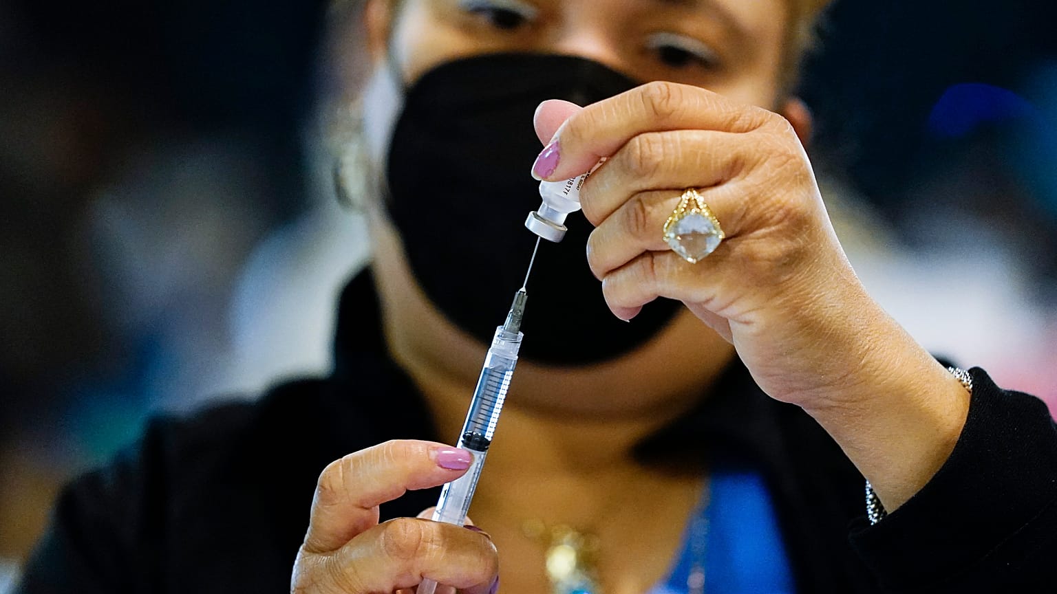 Una enfermera prepara una dosis de la vacuna de Pfizer contra la COVID-19.