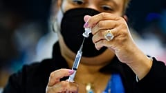 Una enfermera prepara una dosis de la vacuna de Pfizer contra la COVID-19.