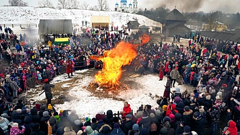 Feu de joie pour les célébrations de Maslenitsa en Russie